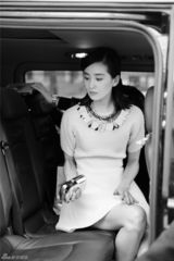 组图：刘诗诗巴黎时装周简约素雅风格多变