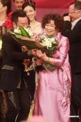 组图：李司棋获万千光辉演艺大奖 所有演员上台致敬