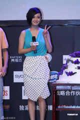 组图：杨幂穿靓裙大方拍照 获提前庆生开心不已