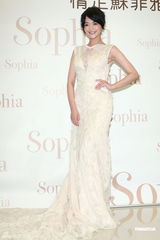 组图：戴君竹获量身订制婚纱与准新郎分享心情