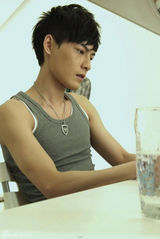 组图：冯铭潮眼神忧郁洞察人心 怀旧风慵懒诱惑