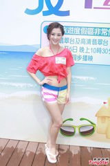 组图：白云梁政钰湿身抛胸大秀事业线