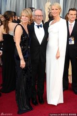 高清组图：奥斯卡红毯斯皮尔伯格夫妇与帕特洛合影