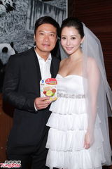 组图：香港艺人钱嘉乐汤盈盈结婚 接吻秀对戒