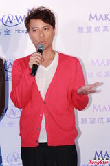 组图：玉置浩二与妻子恩爱 个唱邀李克勤