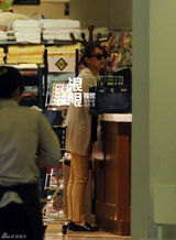 组图：陈好素颜逛超市买肉 产后身材恢复良好