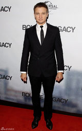 组图：《谍影4》悉尼首映 杰瑞米骑摩托入场