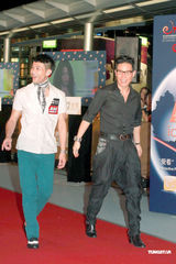 幻灯组图：蔡少芬张晋搭肩亮相 笑称天热先不造人