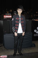 组图：黄贯中享受照顾爱女 携手方大同秀吉他