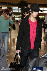 组图：韩男团SJ赴日本专场演唱会 现身金浦机场