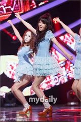 组图：雪莉灿烈主持MCD 金贤重扯衣秀人鱼线