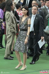 组图：李嘉欣蕾丝短裙露半球 无法接受家庭装