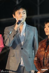 组图：秦昊欲再战金马 莫小奇桃红衣性感出席发布会