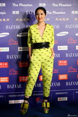 组图：杨千嬅深V黄衣亮眼 个性打扮亮相红毯