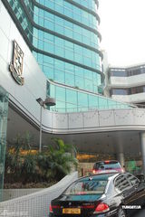 高清组图：各房分别前往养和医院探视何鸿燊 