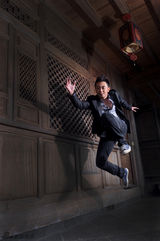 组图：黄海波诙谐写真曝光 边境游热心公益