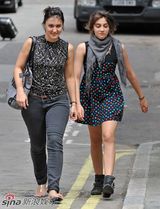 高清组图：麦当娜女儿现身伦敦 牙套妹笑容羞涩