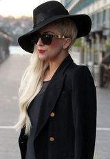 组图：Gaga午后全黑造型悉尼街头漫步