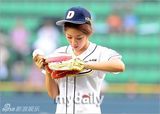 组图：韩女星李宥菲昭宥甜美为棒球赛开球