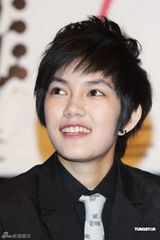 组图：泰国偶像宣传同志电影 Aom甜美外型Tina酷帅