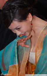 幻灯图：巩新亮古装爆乳亮相 抢女主角大S风头