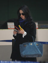 组图：刘亦菲手机不离手 黑衣配蓝包星味遮不住