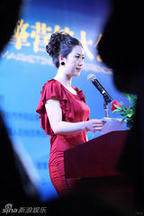 组图：芙蓉姐姐演讲获专人护驾 遭粉丝热情围困