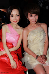 组图：谢楠展露甜美微笑 携手鲁豫主持气质逼人