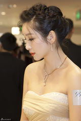 组图：秦海璐抹胸裸色长裙亮相活动典雅大方