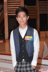 组图：陈智燊亮相拜神仪式 不介意女友性感出镜