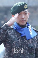 组图：韩星Rain军装帅气亮相爱国竞走大赛