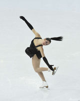 组图：花滑美女赛场身姿美妙 不慎摔地萌态可人