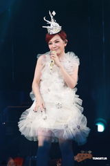 组图：梁静茹香港红馆个唱落幕 造型百变气氛热