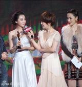 组图：杜晓婷亮相颁奖礼 银白礼服展现女王风范