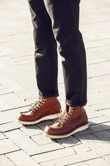 组图：李东学早春街拍 细节展现潮男风范