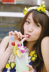 组图：AKB48成员泳装写真曝光 尽显少女娇俏可爱