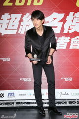 组图：吴尊出席男模赛被起哄脱光面露尴尬