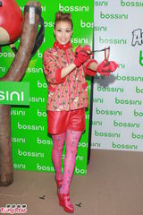 组图：容祖儿喜欢孩子显母爱 支持男友新歌