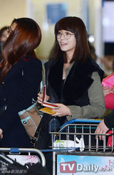 组图：先艺素颜抱爱犬 携夫定居加拿大