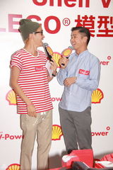 组图：林海峰出席品牌活动 流连名车模型不罢手