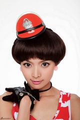 幻灯图集：人气歌手叶熙祺剪去长发化身曼谷女警