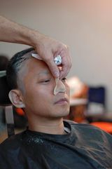 高清：张涵予戴面具 变身“孙中山”过程曝光