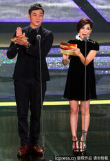 组图：金钟奖现场Ella姚元浩登台颁奖
