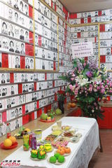 组图：梅艳芳49岁冥寿粉丝拜祭 明年可能办十周年悼念会