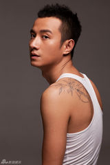 组图：文章首曝背上纹身 魅力写真为爱女露真情