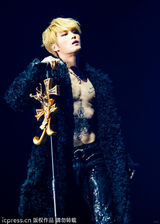 组图：金在中南京火热开唱 赤裸上身大方秀纹身