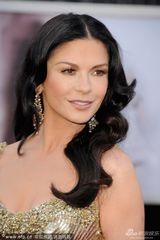 组图：凯瑟琳-泽塔琼斯携老公道格拉斯秀恩爱