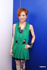 幻灯：郑秀文出席音乐中心开幕礼 老板为其首位助手