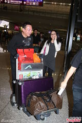 组图：徐淑敏与老公东京度假返港 素颜避镜头