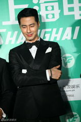 组图：韩星赵寅成上海电视节卖萌耍酷逗粉丝